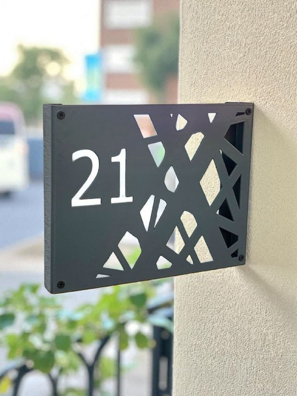 Moderne Hausnummer aus Metall – personalisiertes Wandschild mit abstraktem Design |  wetterfest & edel – Wanddeko Außenbereich