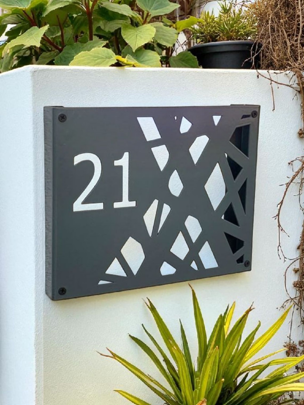 Moderne Hausnummer aus Metall – personalisiertes Wandschild mit abstraktem Design |  wetterfest & edel – Wanddeko Außenbereich