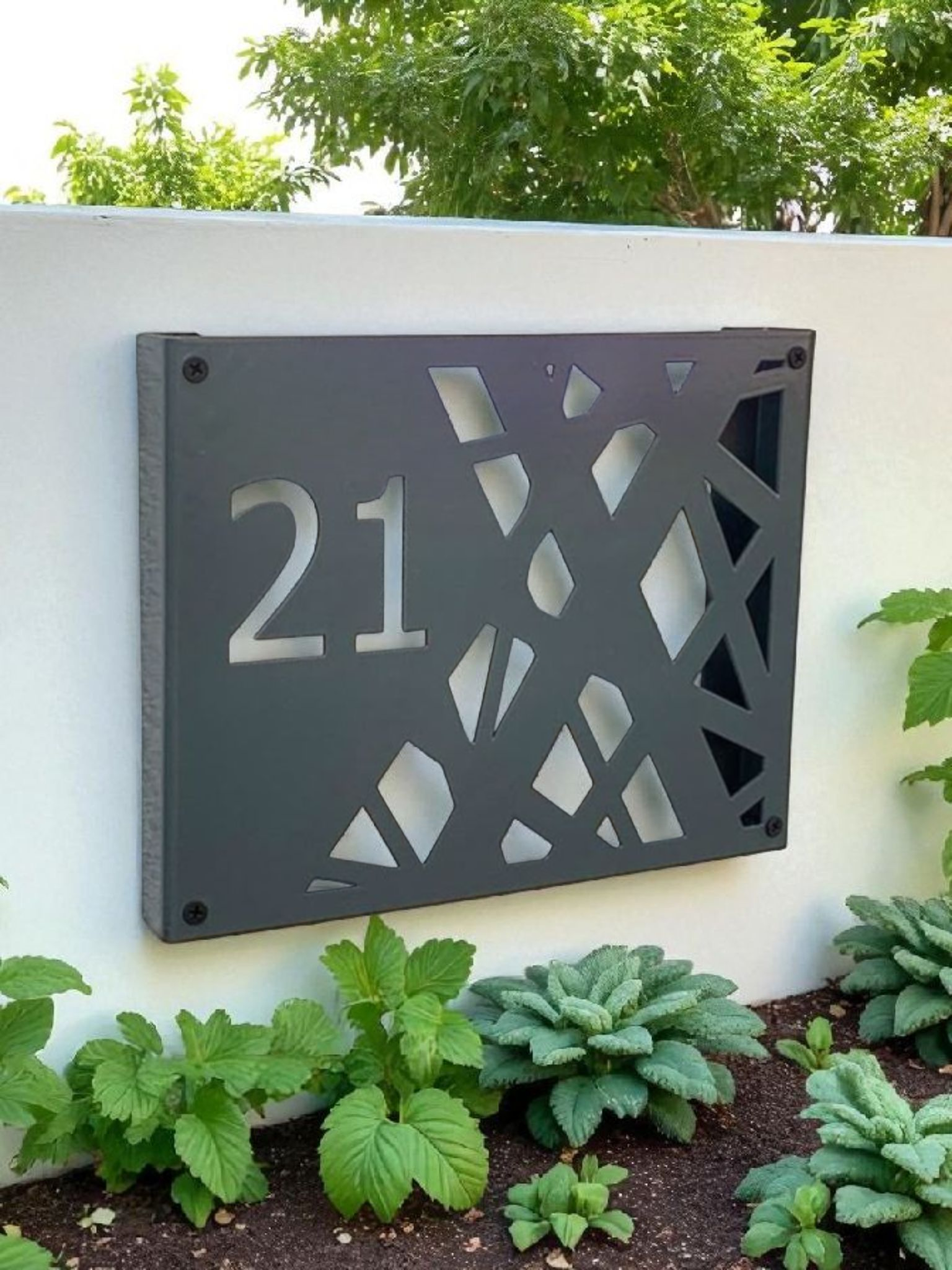 Moderne Hausnummer aus Metall – personalisiertes Wandschild mit abstraktem Design |  wetterfest & edel – Wanddeko Außenbereich