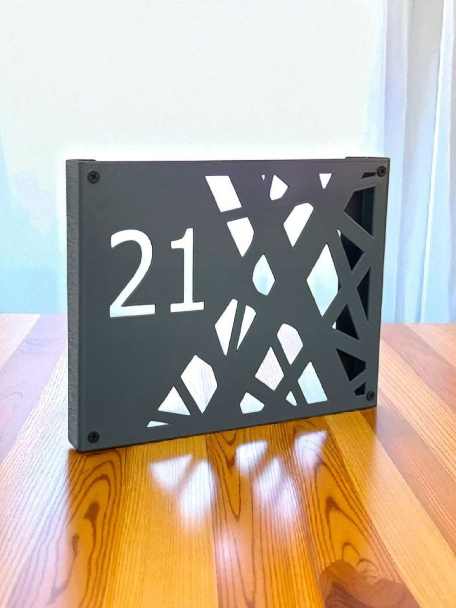 Moderne Hausnummer aus Metall – personalisiertes Wandschild mit abstraktem Design |  wetterfest & edel – Wanddeko Außenbereich