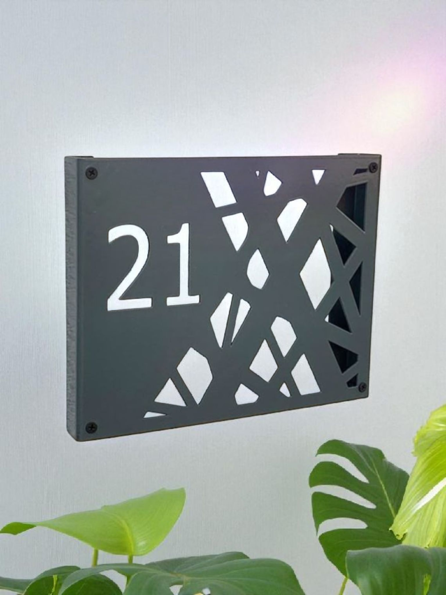 Moderne Hausnummer aus Metall – personalisiertes Wandschild mit abstraktem Design |  wetterfest & edel – Wanddeko Außenbereich